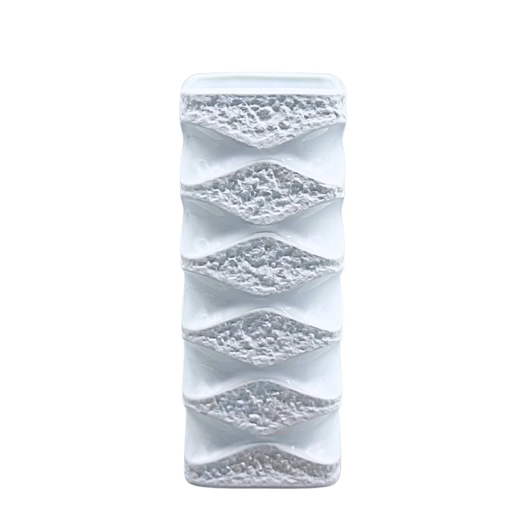 WEISSE OP-ART PORZELLANVASE VON ROYAL KPM - 1970ER JAHRE. — European — Auktionshaus Stuber's Hammerschlag
