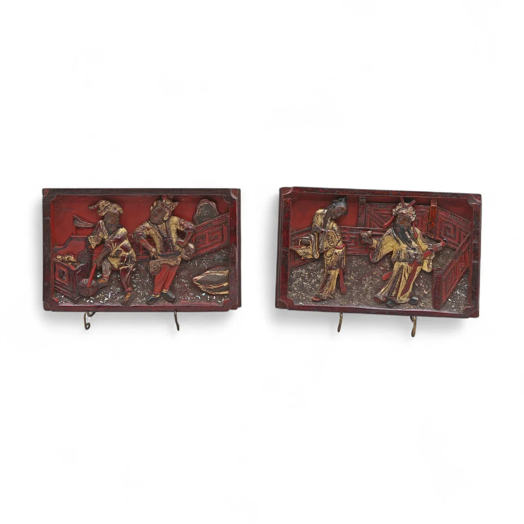 CHINESE SCHOOL FROM THE LATE 19TH CENTURY TO THE EARLY 20TH CENTURY. Two Chinese panels in engraved, polychrome and gilt wood, late 19th - early 20th Century. — Wood — Balclis