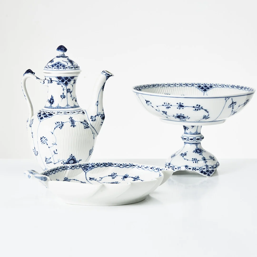 ROYAL COPENHAGEN, 3 dlr, "Musselmalet, halvblond, porslin, Danmark. — European — Stockholms Auktionsverk Magasin 5