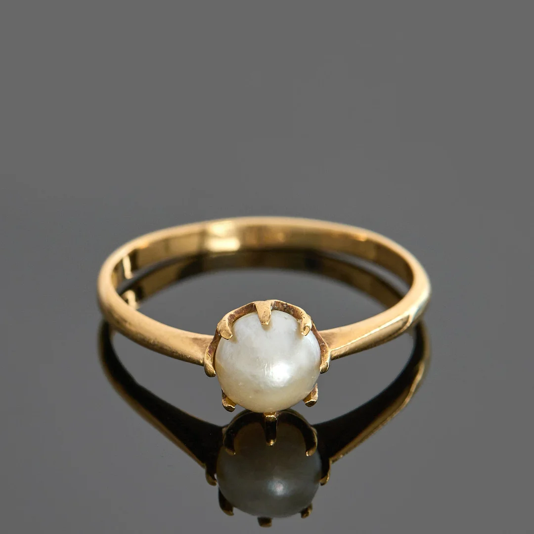 RING, 18k guld med en pärla, Lindström P, 1919, Stockholm. — Rings — Crafoord Auktioner Stockholm