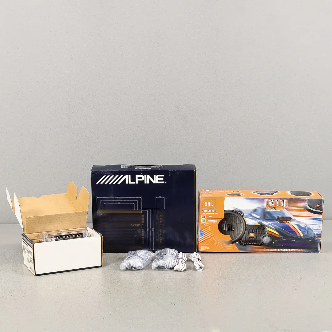 BILSTEREO Slutsteg Alpine, Högtalare JBL, Delningsfilter MB Quart. — Modern consumer electronics — Karlstad Hammarö Auktionsverk