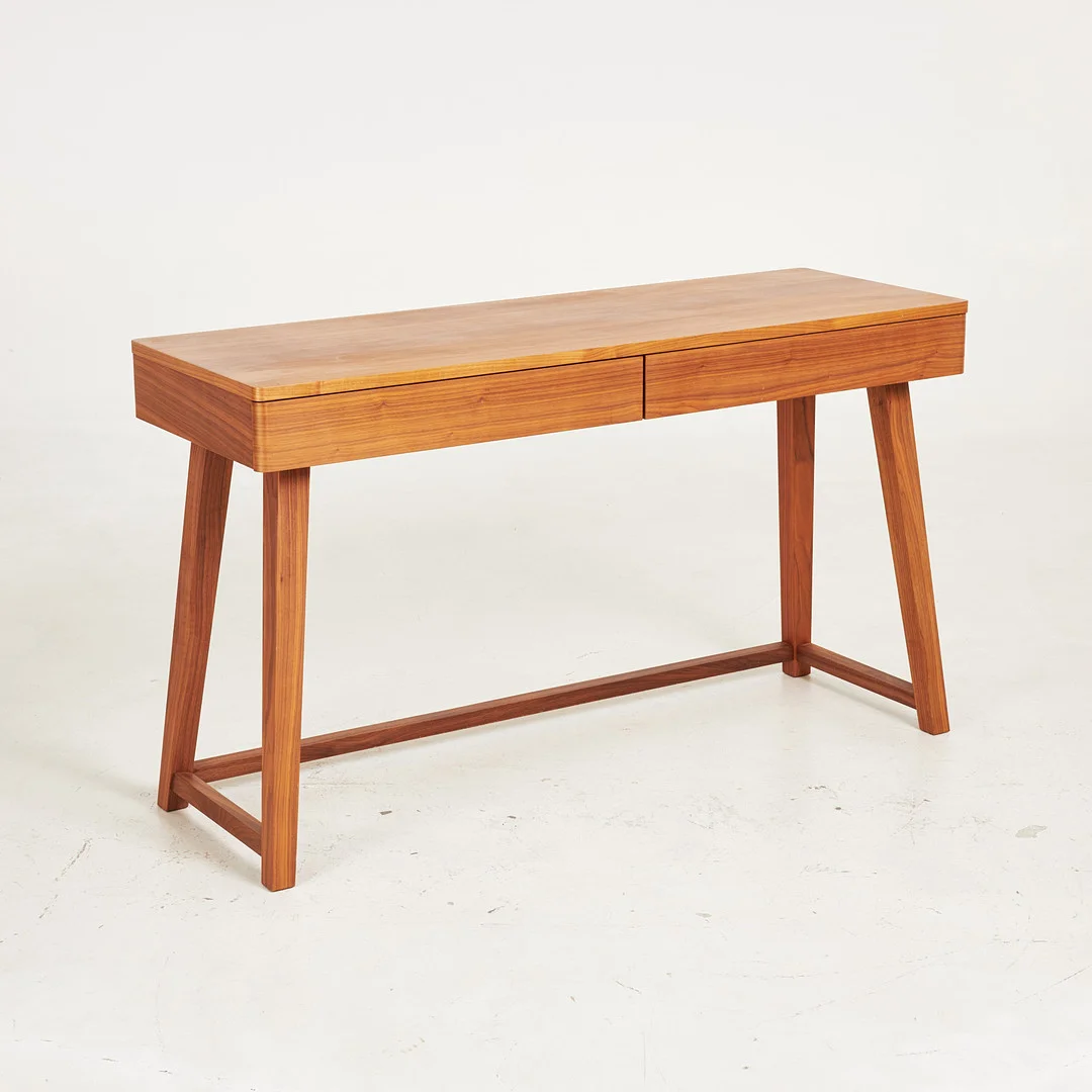 PAOLA NAVONE. Skrivbord, Gervasoni, valnöt, två utdragbara lådor, brickmärkt. — Tables — Stockholms Auktionsverk Sickla