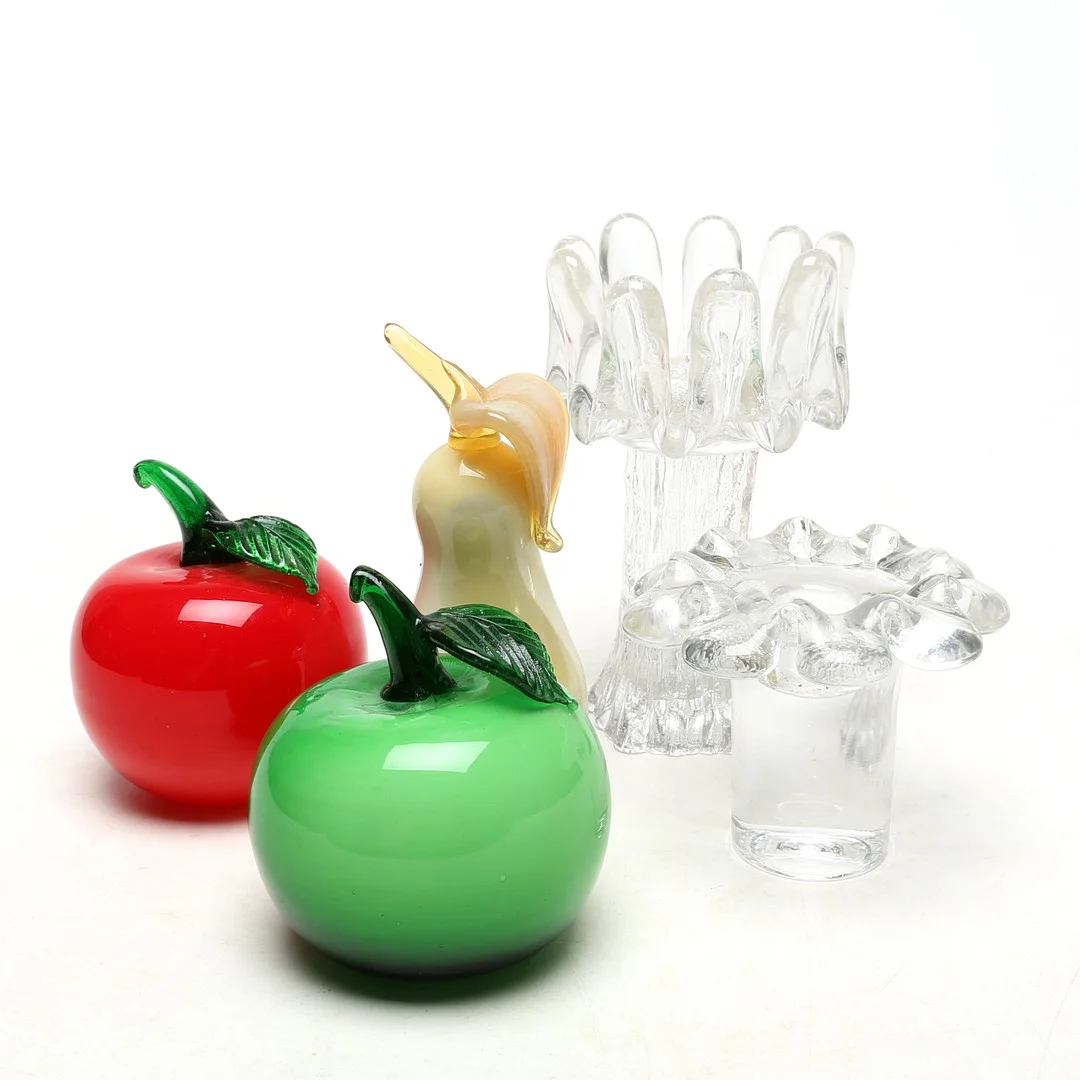 GLASFÖREMÅL, 5 st, bland annat frukter. — Art glass — Kalmar Auktionsverk