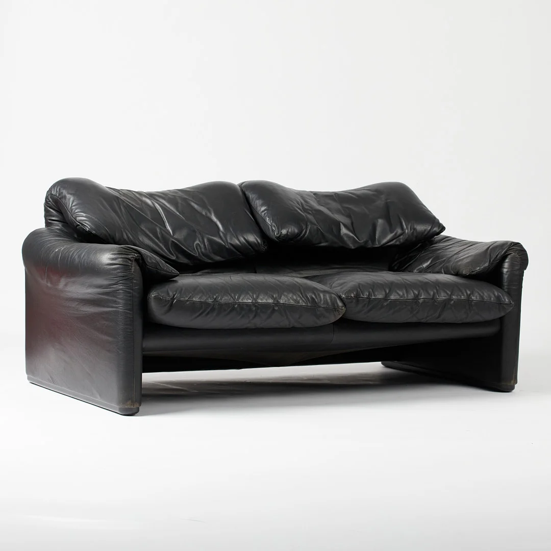 VICO MAGISTRETTI. Cassina, Zweisitzer-Sofa / Couch, Modell 'Maralunga', Stahl, Leder, Entwurf 1973, Italien. — Sofas & Seatings — Stockholms Auktionsverk Köln