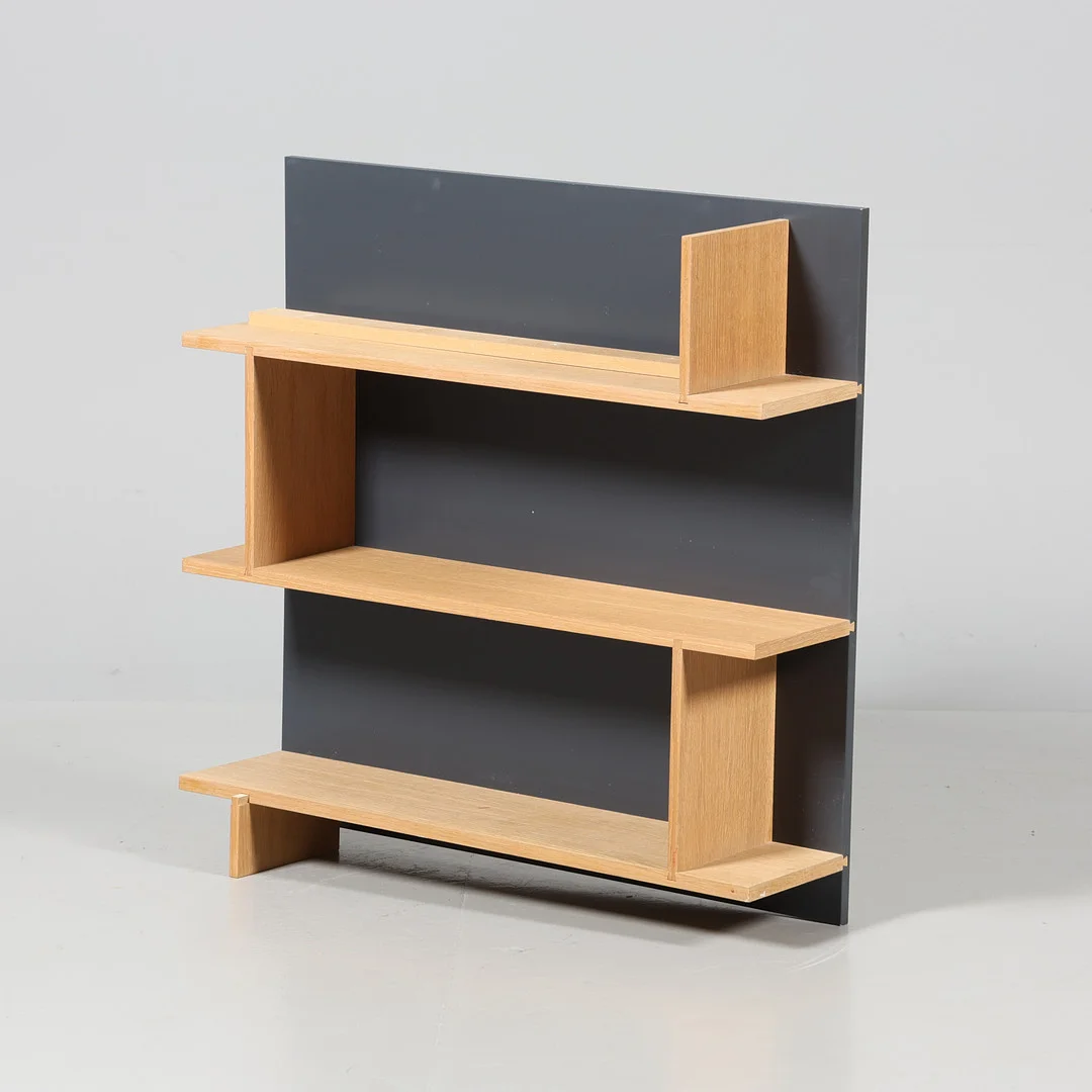 VÄGGHYLLA, samtida. — Cupboards, Cabinets & Shelves — Borås Auktionshall