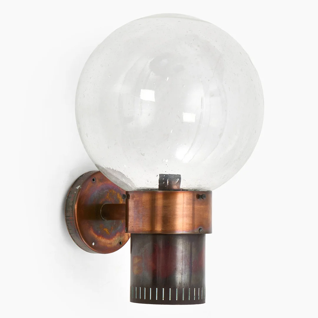 ANDERS PEHRSON (SVERIGE, 1912–1982). Vägglampa, modell "King", höjd 50 cm, kupa i klarglas med inneslutningar, fäste i koppar, Ateljé Lyktan, 1960/70-tal. — Ceiling lights — Crafoord Auktioner Stockholm