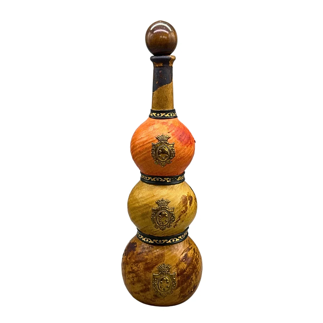 DEKANTER MIT LEDERBEZUG UND KORKSTOPFEN - MADE IN ITALY. — Other collectables — Auktionshaus Stuber's Hammerschlag