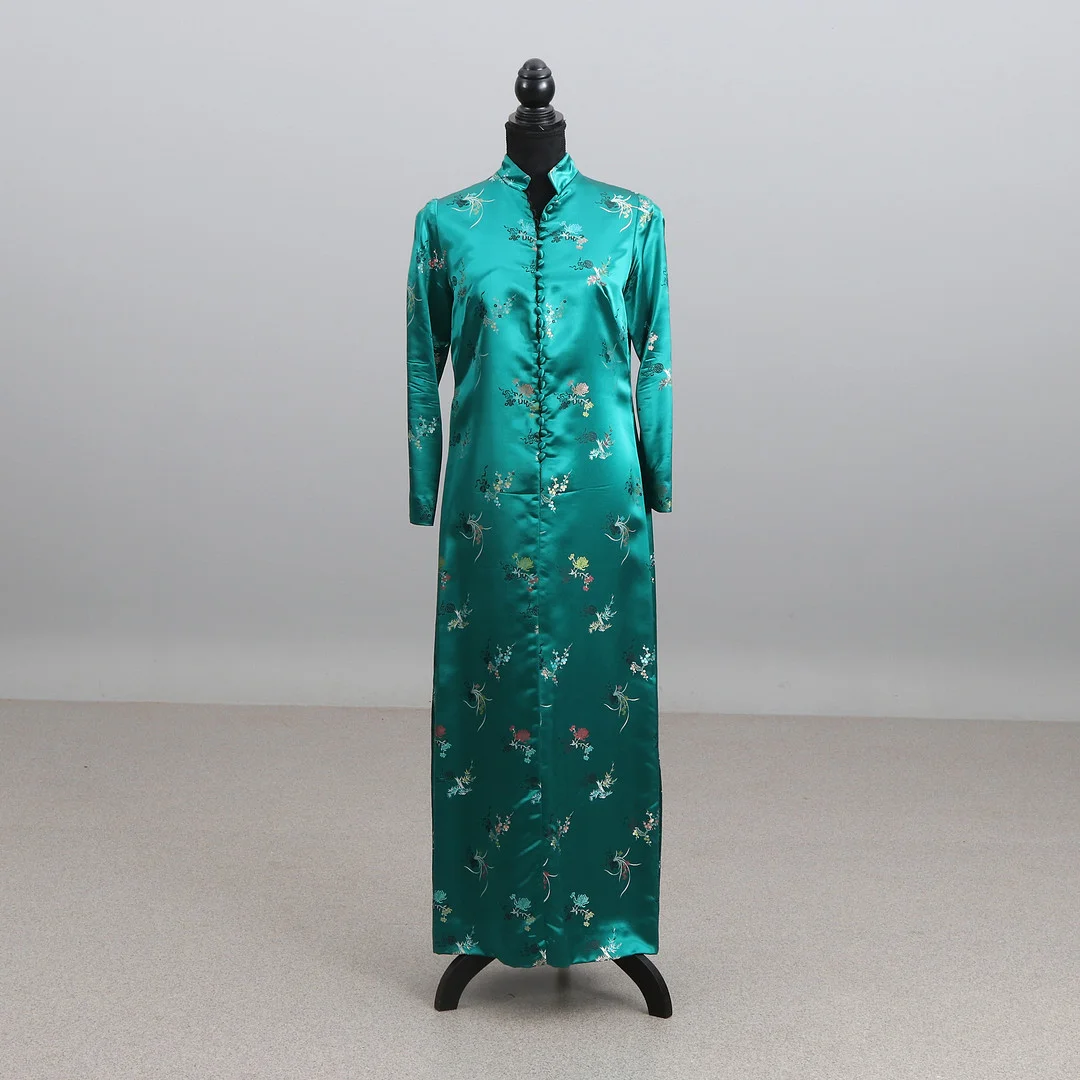 KLÄNNING. Skräddarsydd i grönt siden med (maskin)broderier. — Vintage & Designer Fashion — Skånes Auktionsverk
