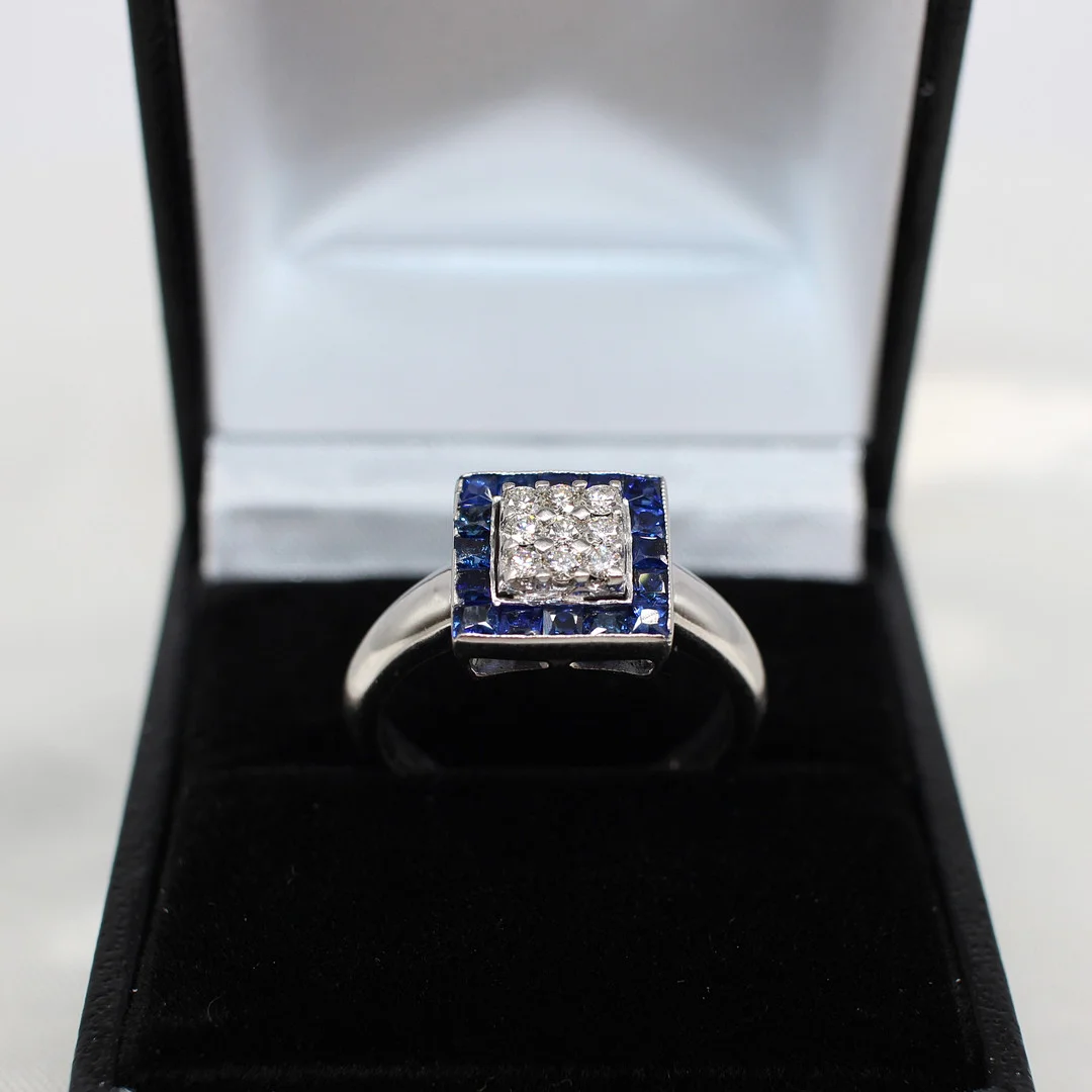 DIAMOND & SAPPHIRE CLUSTER RING. — Rings — Rumsey’s Auctioneers
