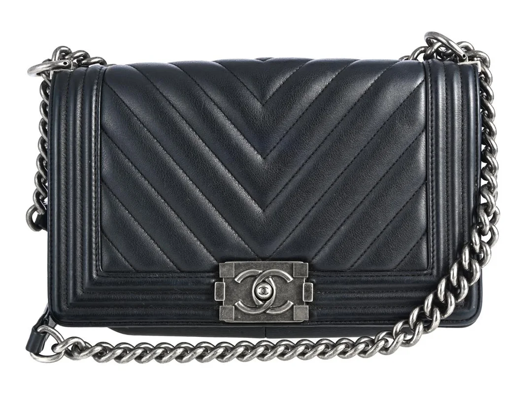 VÄSKA, CHANEL, Boy Bag, svart quiltat lammskinn, metallfärgade beslag, 25x16x7 cm, hologrammärkt 26056987, år 2019. cert, kvitto, putsduk, dustbag, kartong. — Accessoarer/Väskor — Kaplans