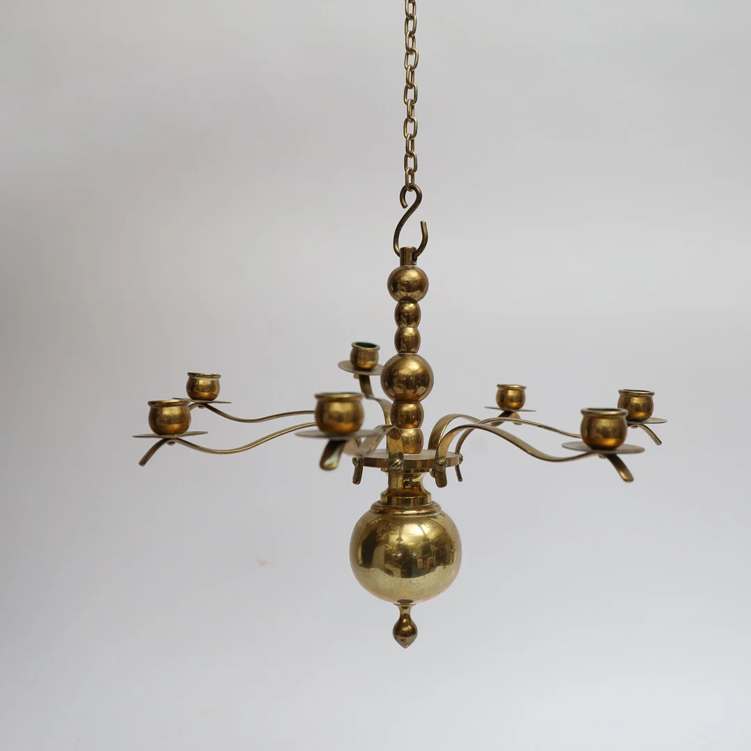 LJUSKRONA, 1900-talets första hälft, mässing, för 7st ljus, ostämplad. — Ceiling lights — Falun Auktionsbyrå