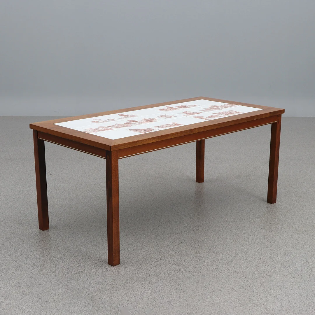 SOFFBORD. Mahogny med infällda bemålade kakelplattor, dessa med olika Landskronamotiv. Signerat A-G J 1981. — Coffee Tables — Skånes Auktionsverk