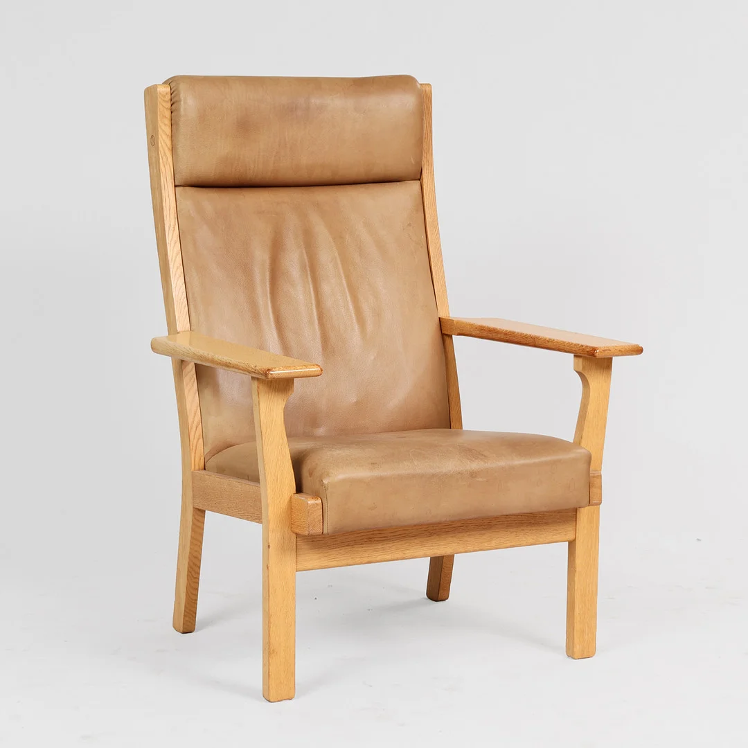 HANS J WEGNER. Lænestol af eg og læder, model GE-181, Getama, 1960-1970'erne. — Armchairs & Chairs — Palsgaard Kunstauktioner