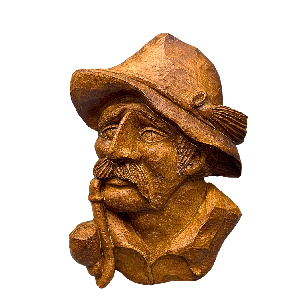 WANDMASKE AUS HOLZ VON EINEM JÄGER MIT PFEIFE. — Sculptures & Bronzes — Auktionshaus Stuber's Hammerschlag