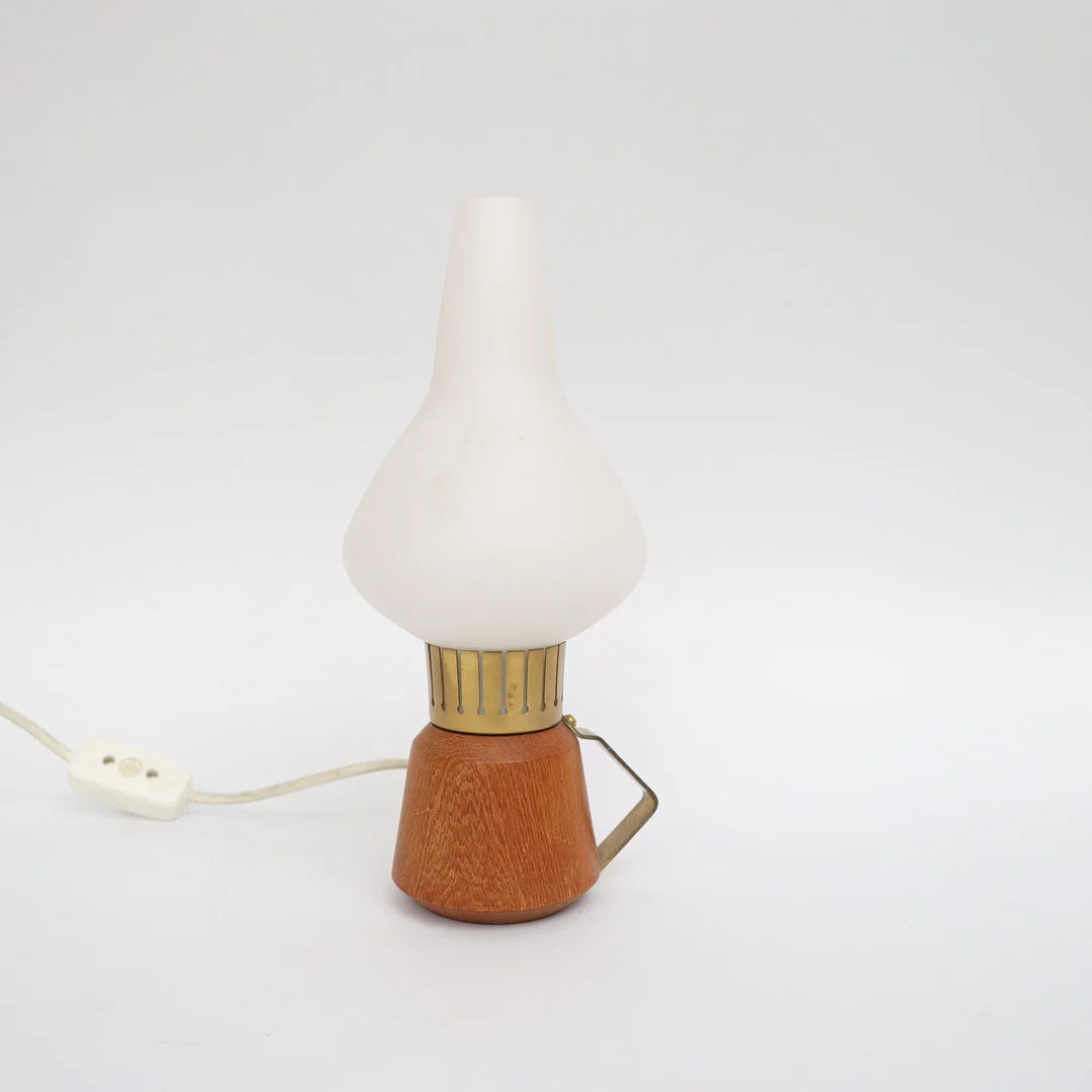 BORDSLAMPA, Asea, Swedish modern, 1940-tal, teak och mässing, kupa av vittonat glas, stämplad. — Table Lamps — Falun Auktionsbyrå