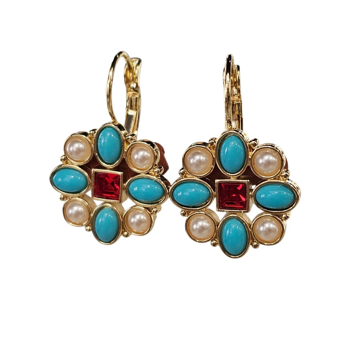 Pendientes estilo victoriano en metal dorado con símil perlas. — Earrings — Arce Auctions