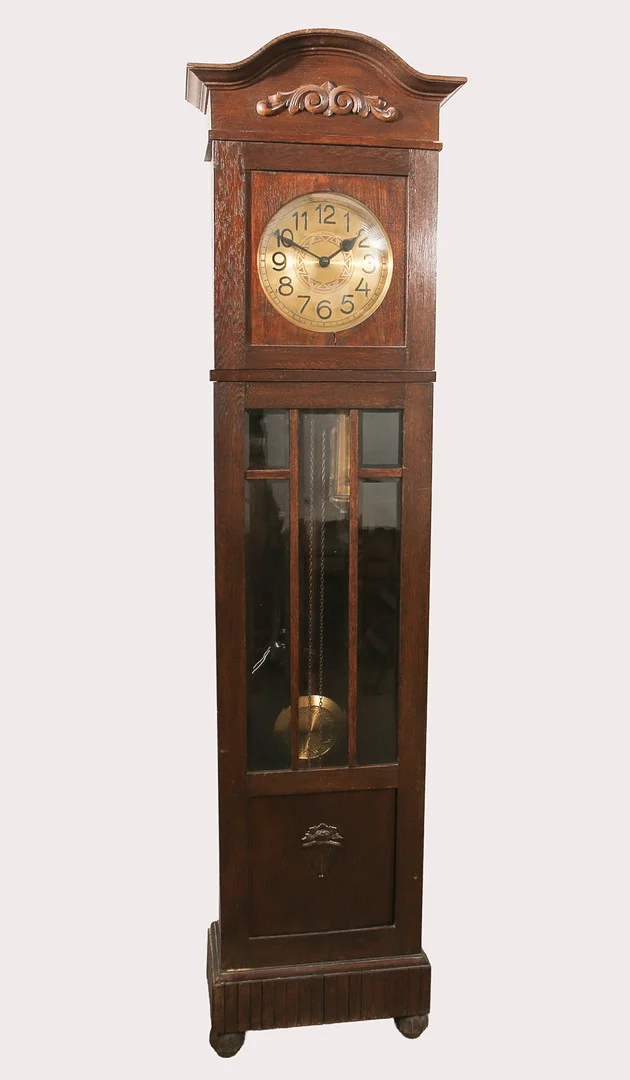 GOLVUR, mörkbetsat ekfaner. delvis Skuren dekor. Loddrivet, mässingsklädda lod, och pendel. Omkring 1900-talets andra fjärdedel. — Longcase clocks — Limhamns Auktionsbyrå