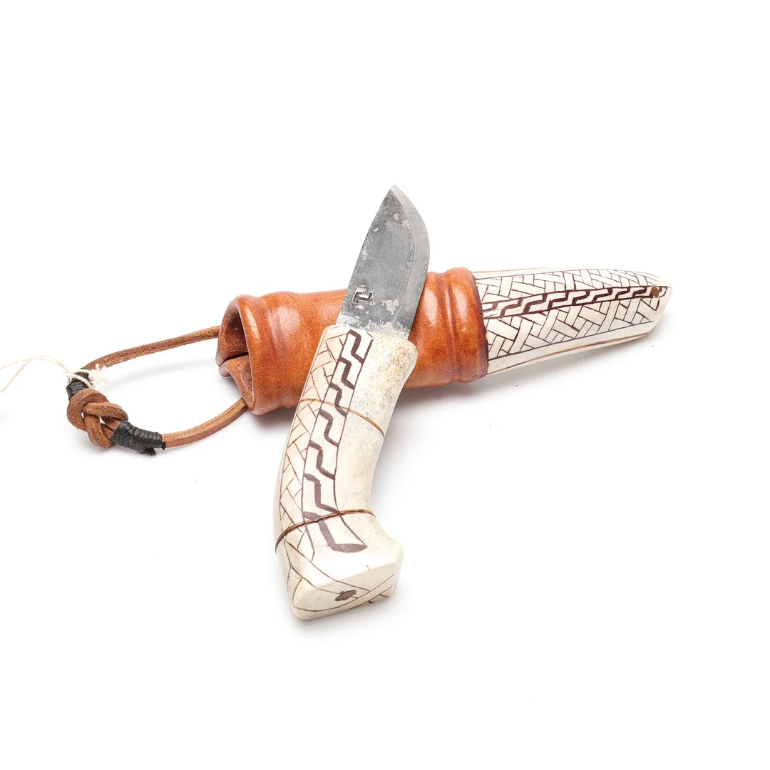 BÖRJE LIDMAN. KNIV, horn, och enligt uppgift kolstål. signerad. — Sami Arts & Crafts — Gomér & Andersson Linköping