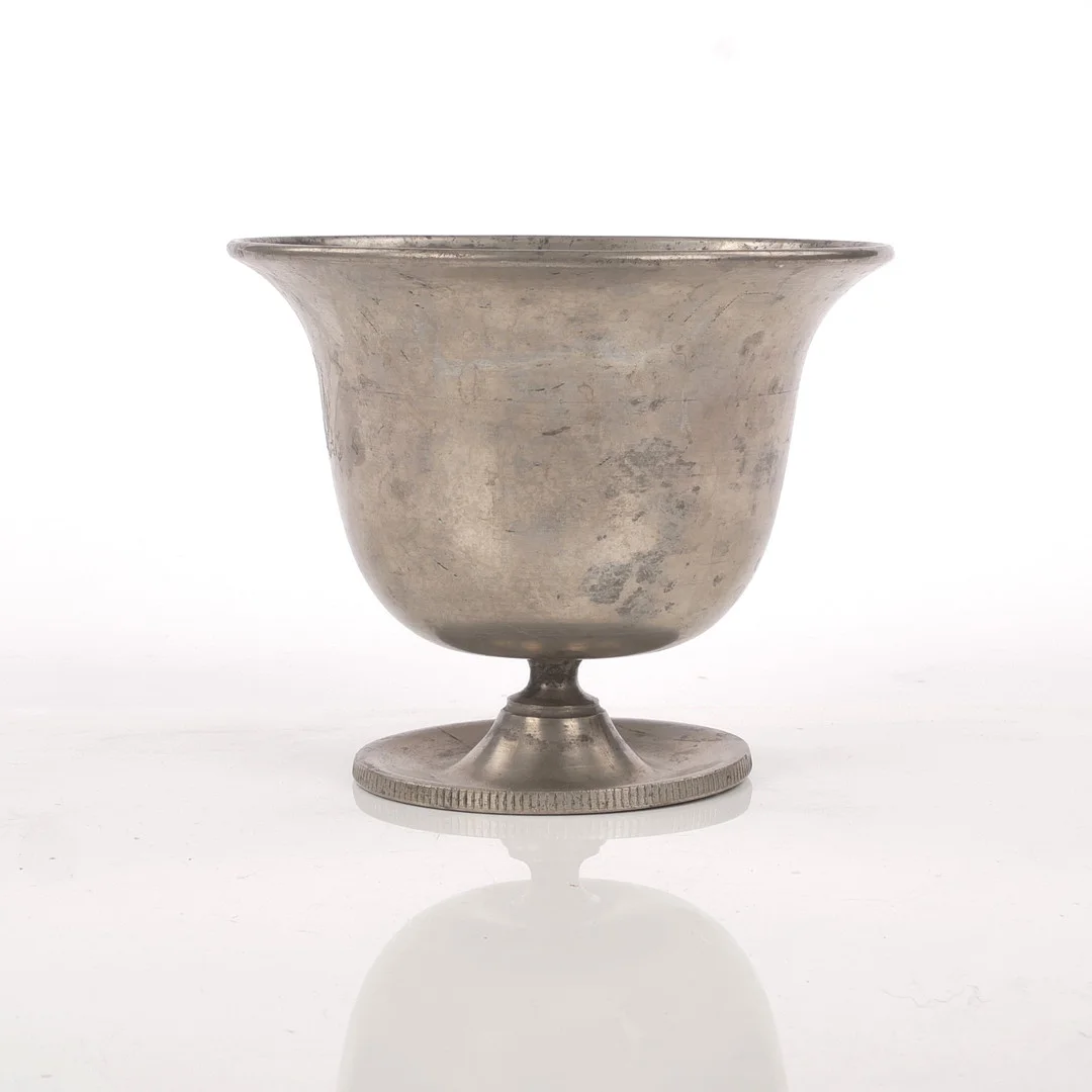 BÄGARE PÅ FOT, tenn, Swedish Grace, Herman Bergman Konstgjuteri, Stockholm, 1928. — Pewter, Brass & Copper — Auktionsfirma Kenneth Svensson i Kalmar