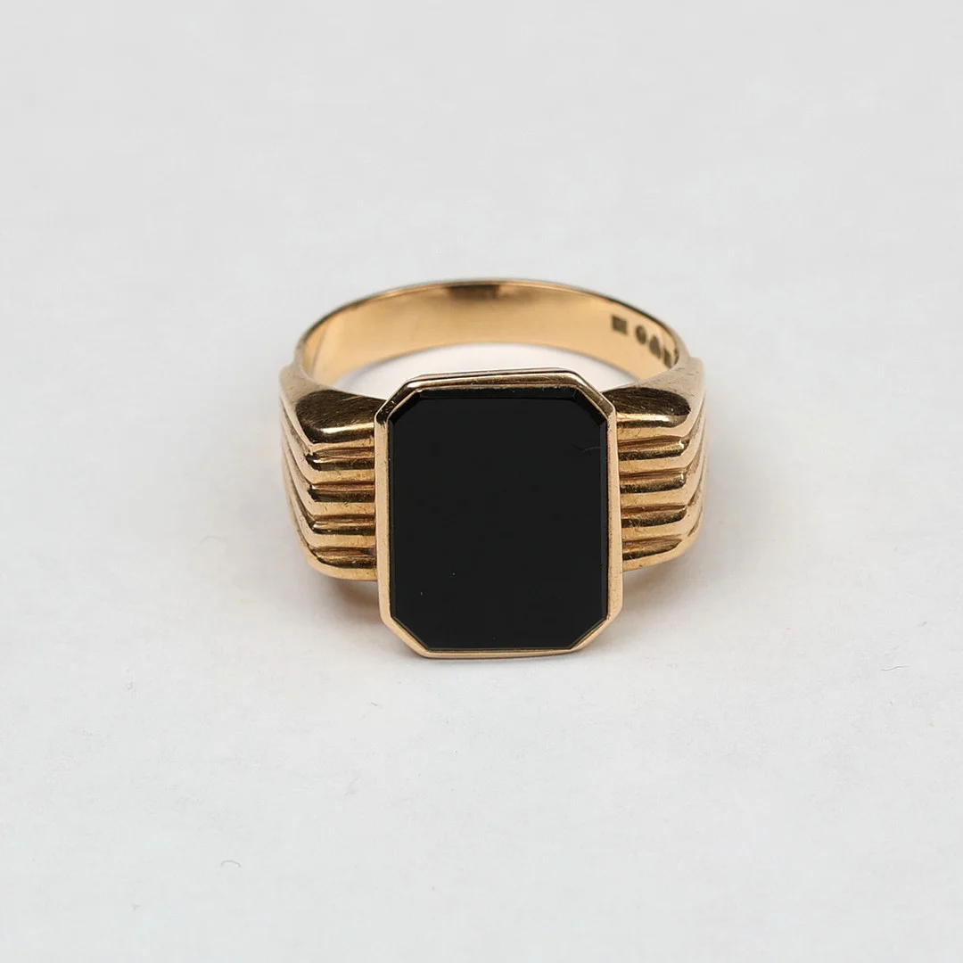 KLACKRING med onyx,18 karat guld, vikt ca 8,5 gram. — Rings — Gomér & Andersson Jönköping