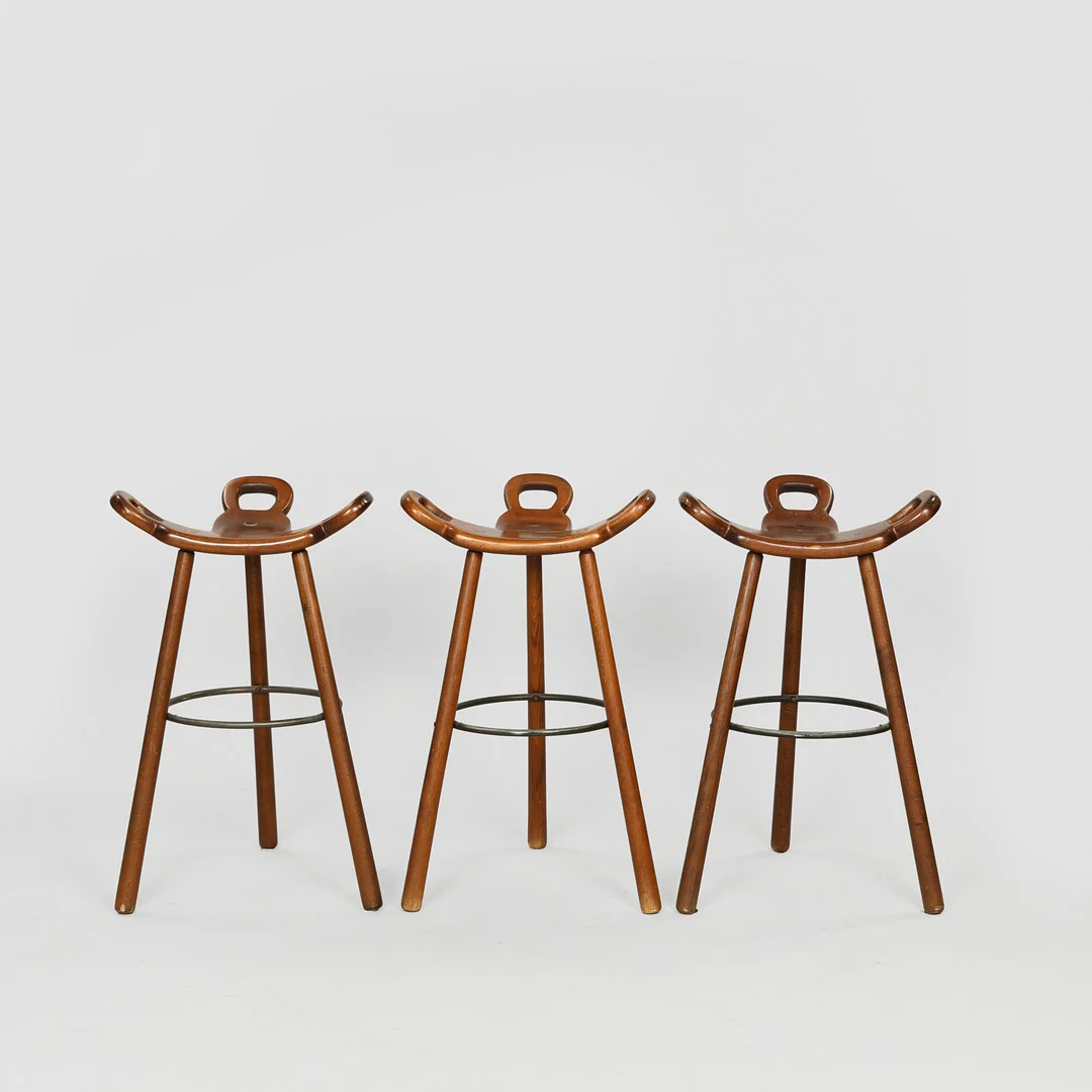 SERGIO RODRIGUES. EFTER. Sæt på tre barstole i brutalistisk stil, antagelig Spanien 1970'erne (3). — Armchairs & Chairs — Palsgaard Kunstauktioner