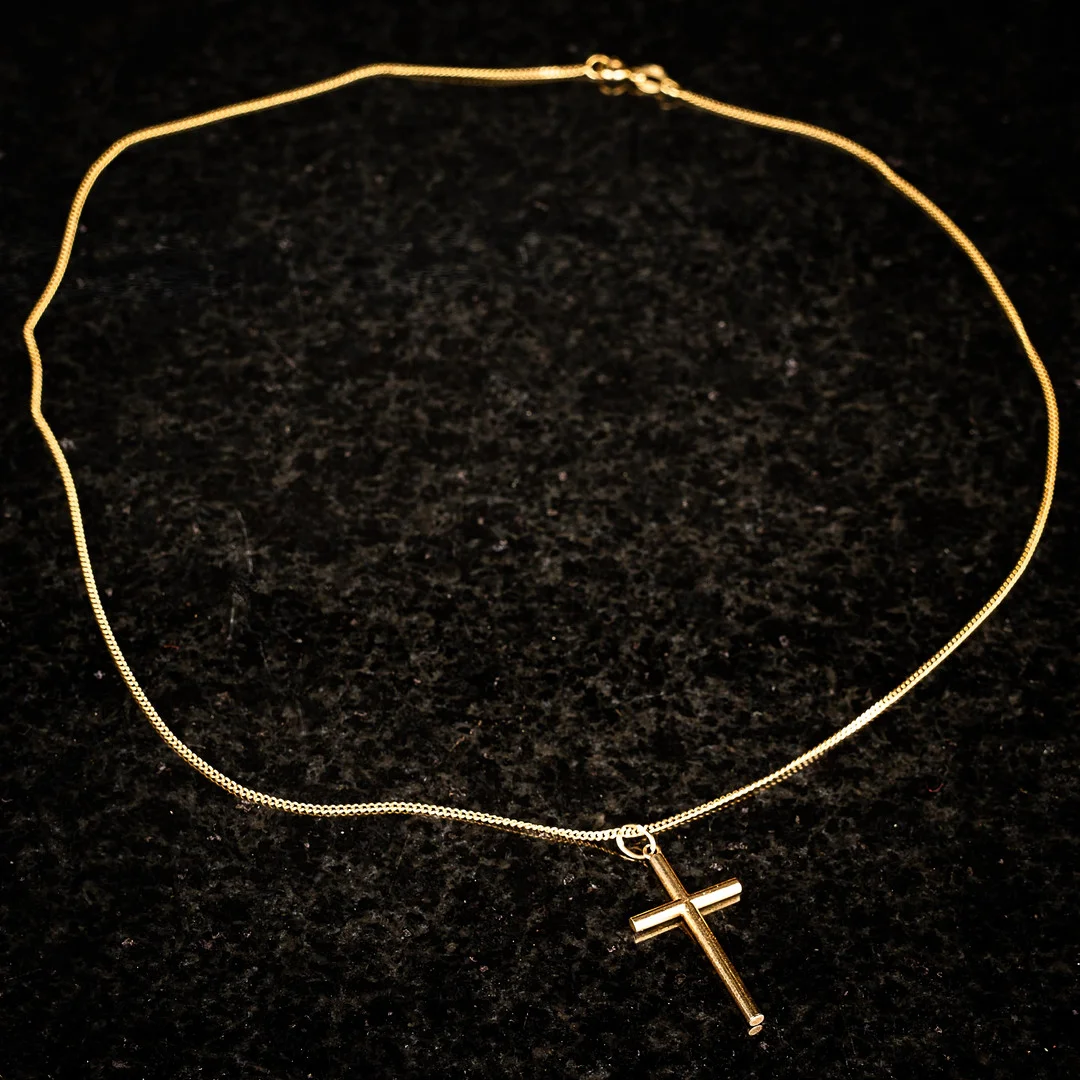 COLLIER, Guld 18k, Kors, Italien. — Jewellery — Norrlands Auktionsverk