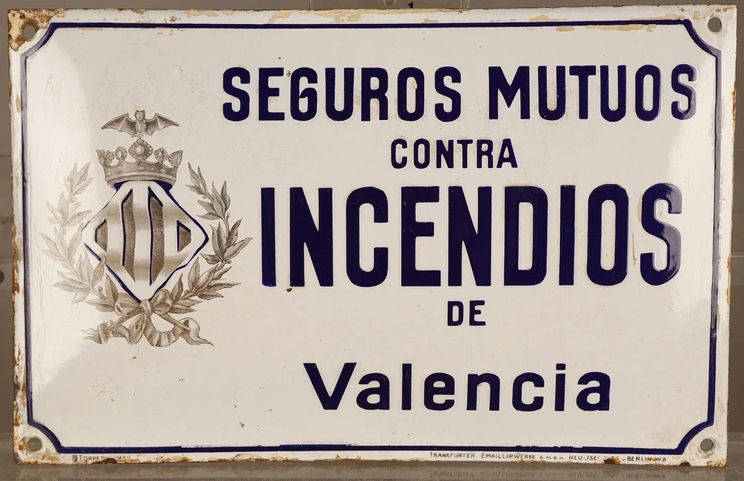 Seguros Mutuos contra Incendios de Valencia, placa publicitaria en metal esmaltado. — Other collectables — Barcelona Auctions