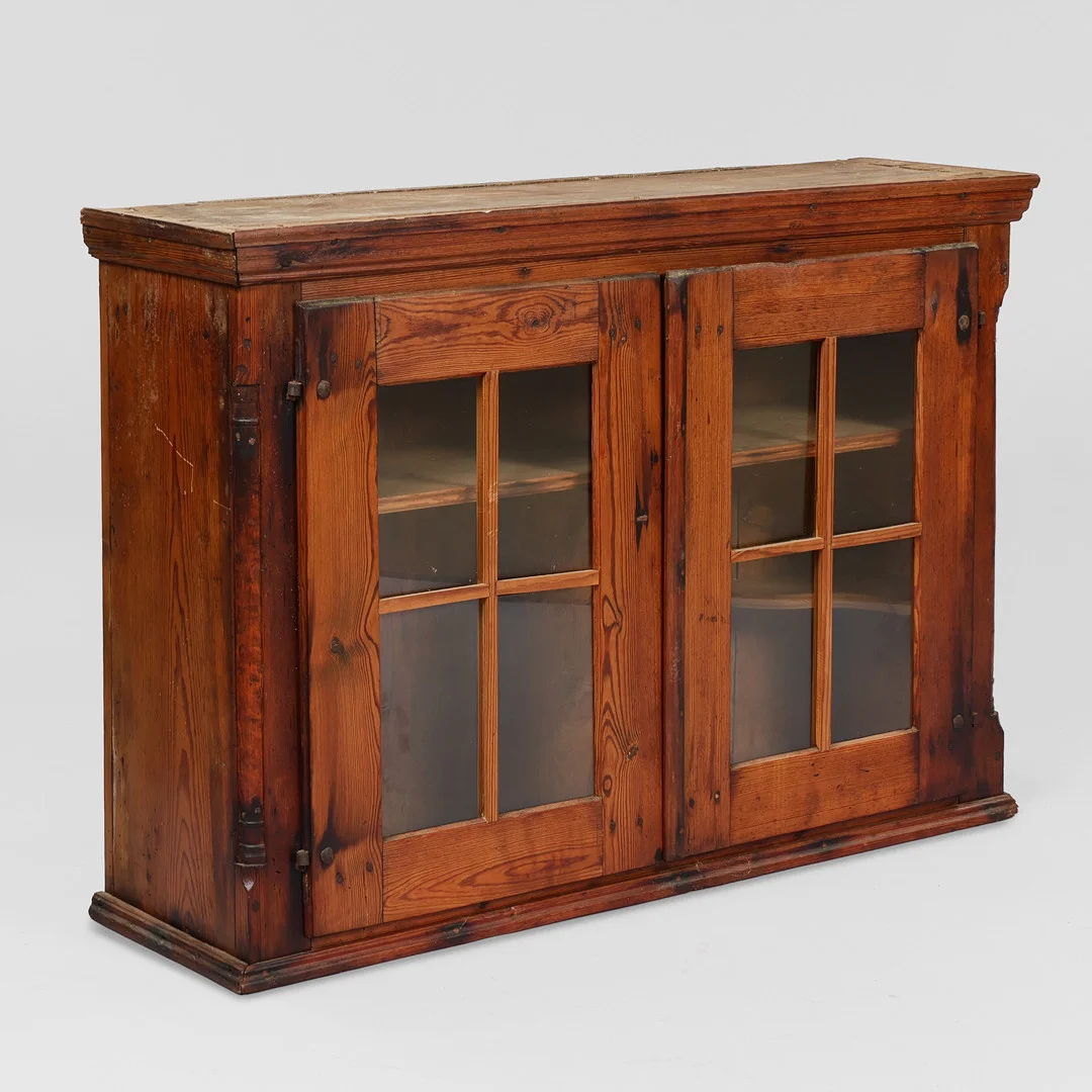 Vitrineskab / chatol overdel af fyrretræ, antagelig Sverige ca. 1790-1820. — Cupboards, Cabinets & Shelves — Palsgaard Kunstauktioner