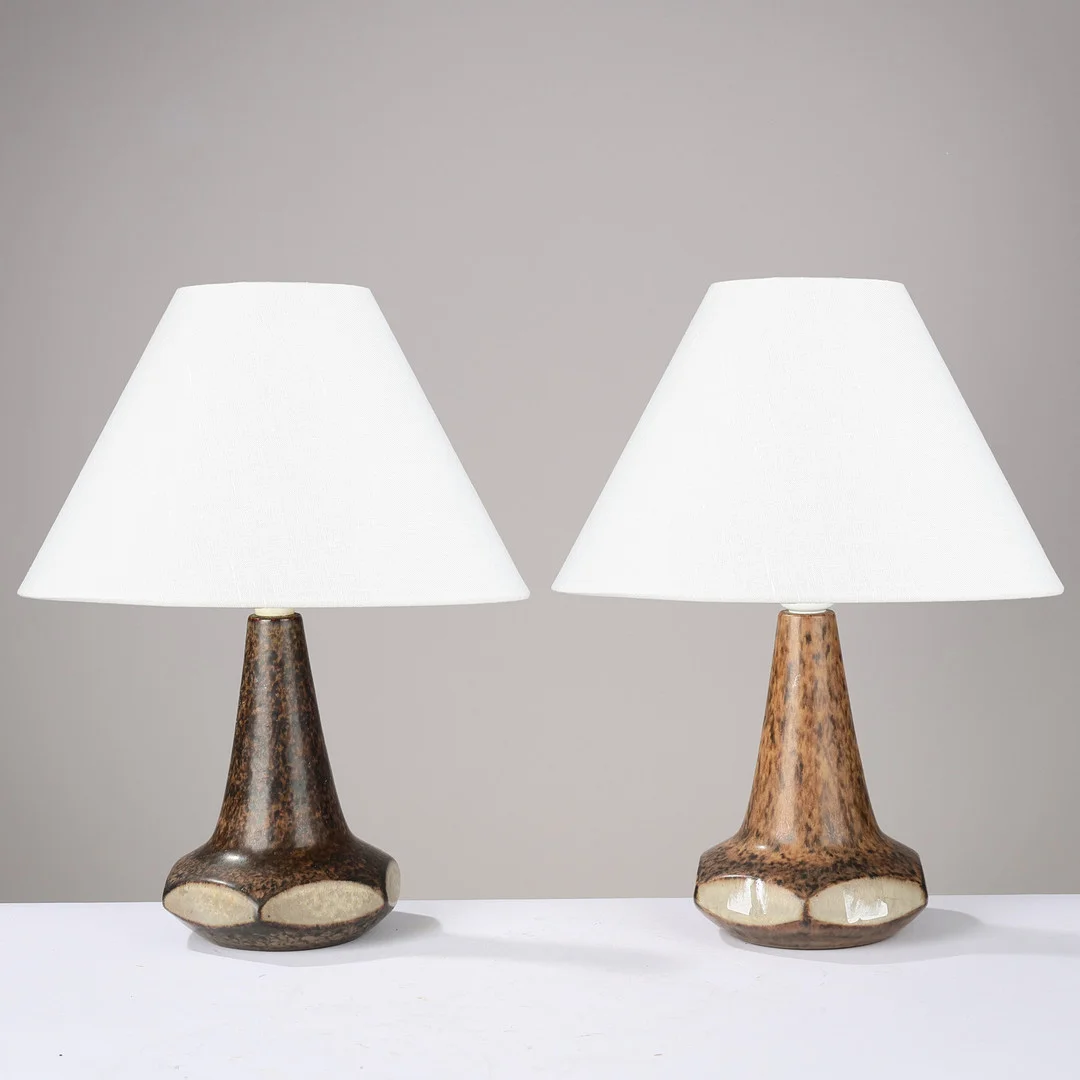MICHAEL ANDERSEN & SØN: Et par sekskantede bordlamper af stentøj glaseret i sortbrune og grålige nuancer, modelnr. 6259, Bornholm, Danmark, 1950/60'erne, (2). — Table Lamps — Palsgaard Kunstauktioner