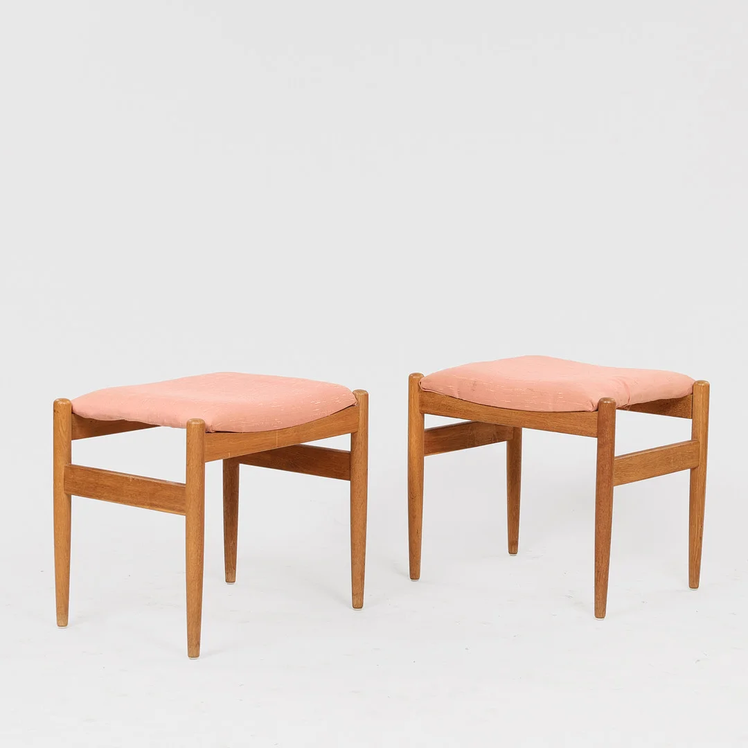 SPØTTRUP MØBELFABRIK: Et par skamler af massivt egetræ med stofbetrukne sæder, Danmark, 1950'erne, (2). — Armchairs & Chairs — Palsgaard Kunstauktioner
