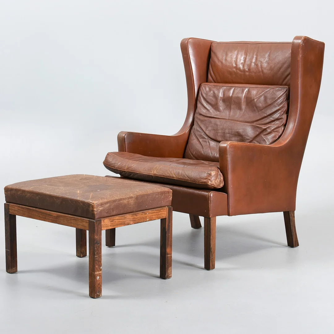 DANSK DESIGN. Højrygget læne stol med skammel. 1960-70'erne. — Armchairs & Chairs — Sørensen Auktioner