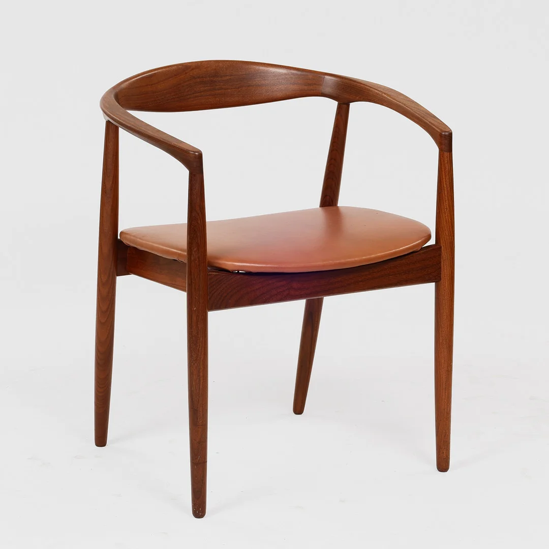 KAI KRISTIANSEN. "Troja", armstol med stel af teak, sæde betrukket med brunt skind, IKEA, Sverige, 1950/60'erne. — Armchairs & Chairs — Palsgaard Kunstauktioner
