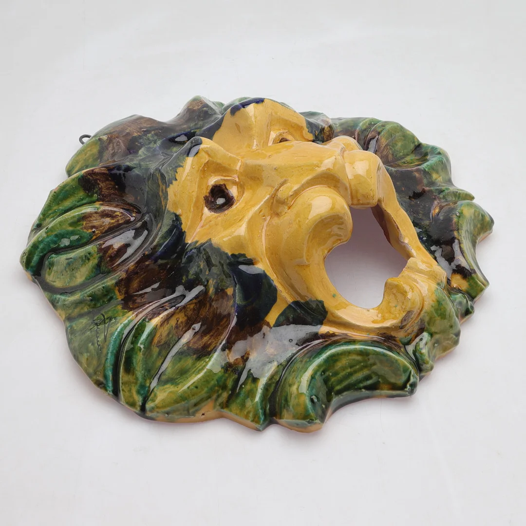 OIDENTIFIERAD KONSTNÄR, Maskaron/ Väggskulptur, glaserat lergods, lejon, signerad, 1900-tal. — Sculptures & Bronzes — Gomér & Andersson Norrköping