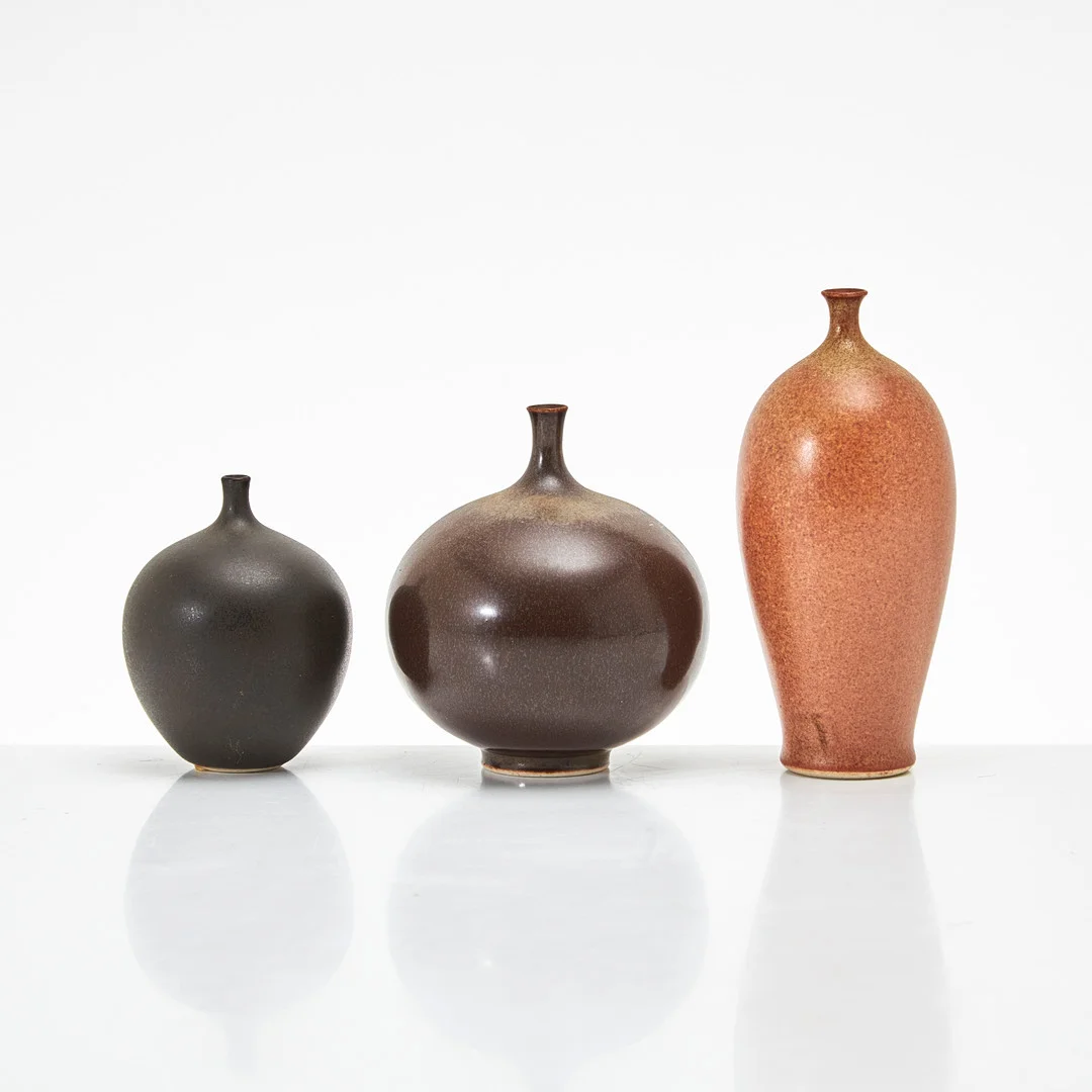 VIVI CALISSENDORFF. (Född 1930), vaser, 3 st, signerade Vivi, stengods, egen verkstad. — European — Stockholms Auktionsverk Magasin 5