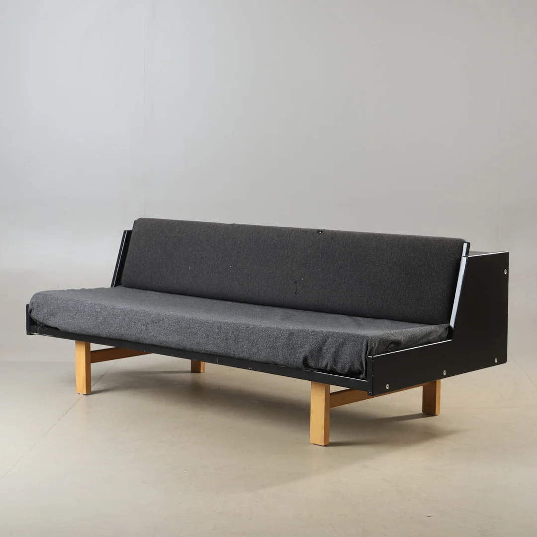 HANS J WEGNER. Dagbädd, modell GE258, ek, Getama, Danmark. — Sofas & Seatings — Helsingborgs Auktionskammare