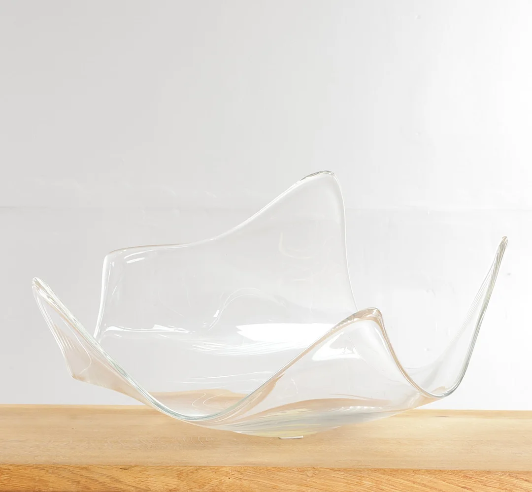 PER LÜTKEN (F. 1916, D. 1998). Stort unikafad af klart glas. Sign. monogram, HG 86, 3438. Udført hos Holmegaard Glasværk, 1980'erne. — Art glass — Woxholt Auktionshus