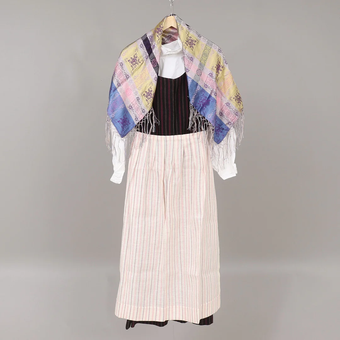FOLKDRÄKT, 4 delar, södra Hälsingland. — Vintage & Designer Fashion — RA Auktionsverket Norrköping