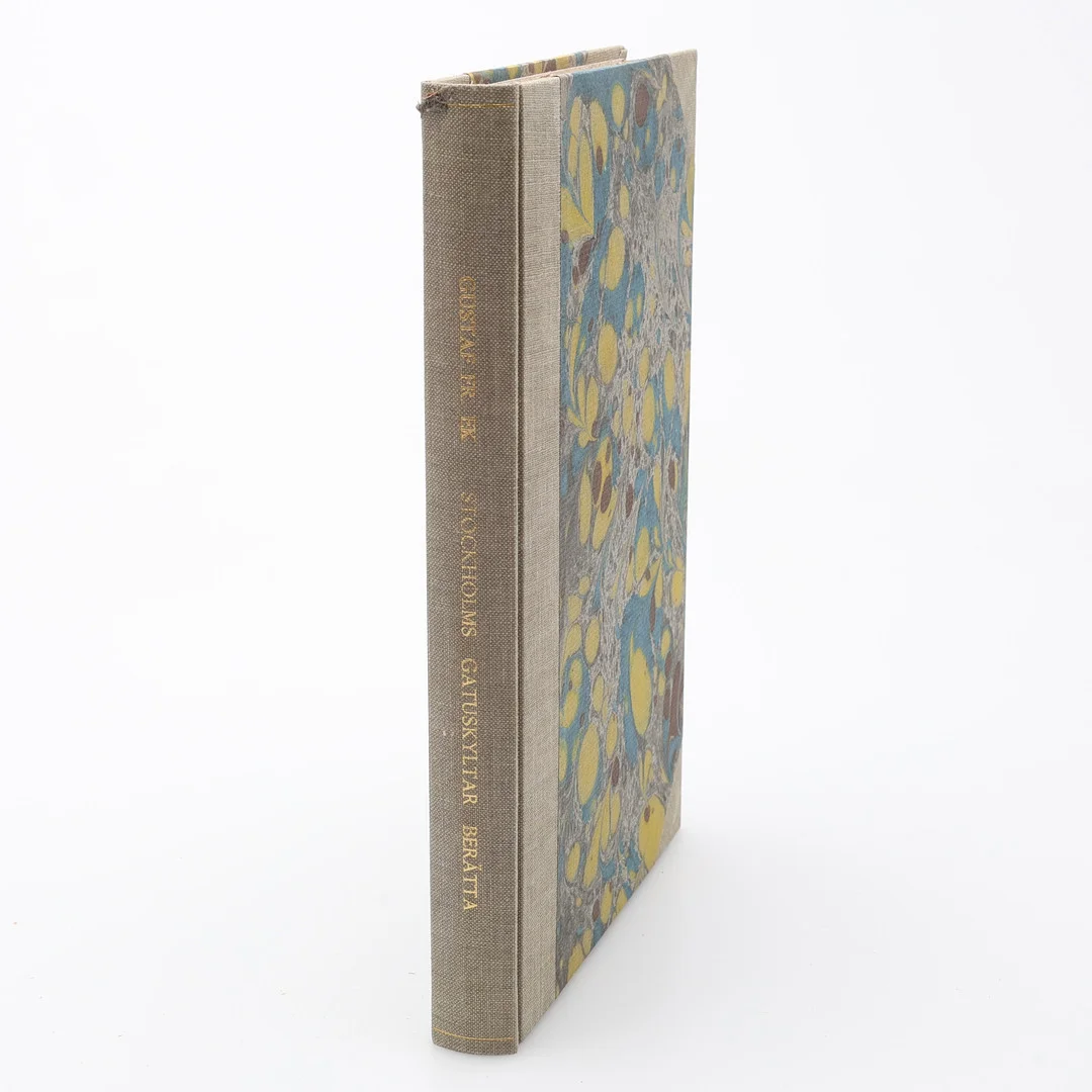 TOPOGRAFI/STOCKHOLM. GUSTAF FR. EK'S STOCKHOLMS GATUSKYLTAR BERÄTTA 1933. — Books — Crafoord Auktioner Lund