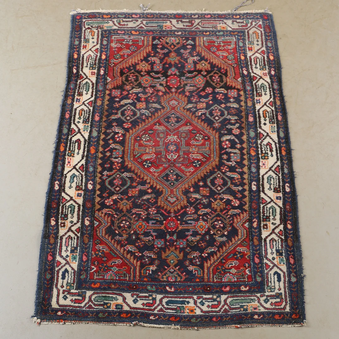 MATTA, orientalisk, 154 x 103 cm. — Oriental Carpets & Textiles — Helsingborgs Auktionskammare