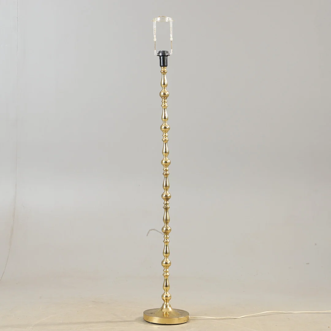 GOLVLAMPA, mässing, 1900-talets andra hälft. — Floor lights — Helsingborgs Auktionskammare