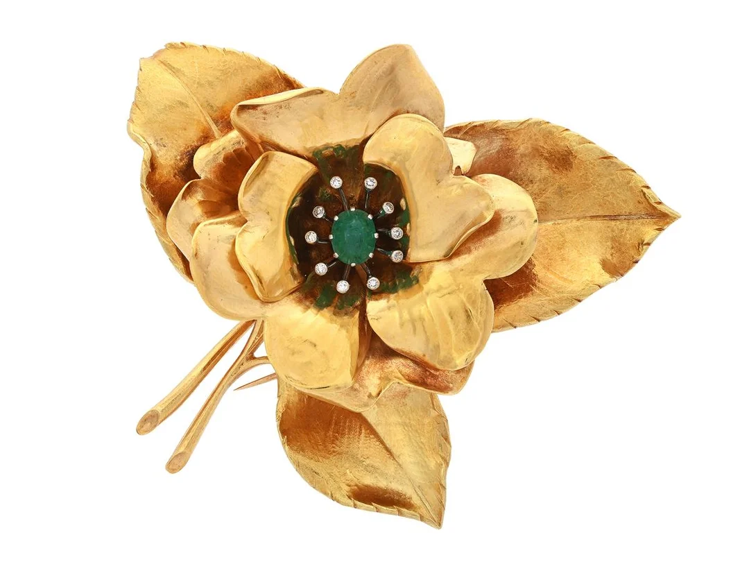 HUGO STRÖMDAHL, brosch, 18K guld/platina, cabochonslipad smaragd, åttkantslipade diamanter, signerad W-tz, Stockholm 1941, mått 71x66 mm, vikt 50,6 g. — Smycken/Brosch — Kaplans