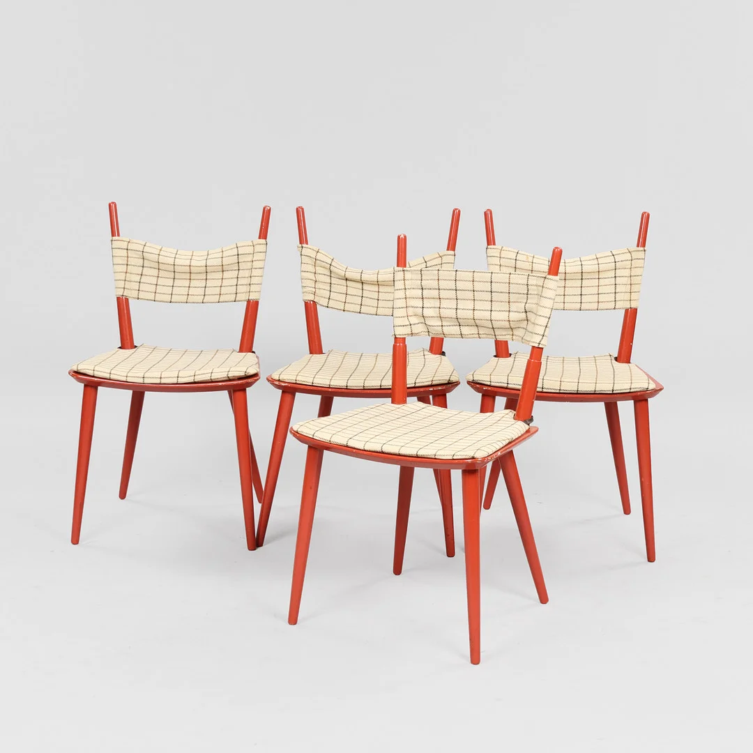 JØRGEN BÆKMARK. Sæt på fire bemalede stole, model J108, FDB Møbler, 1960'erne. (4). — Armchairs & Chairs — Palsgaard Kunstauktioner