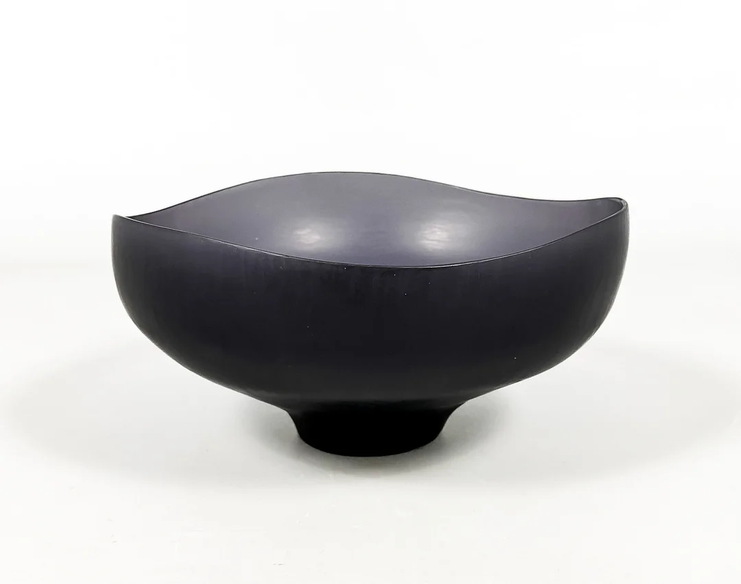 TOBIA SCARPA. SKÅL PÅ FOT, glas, "Battuto", för Venini & Murano, Italien, 1960-tal. — Art glass — Auktionshuset STO Bohuslän