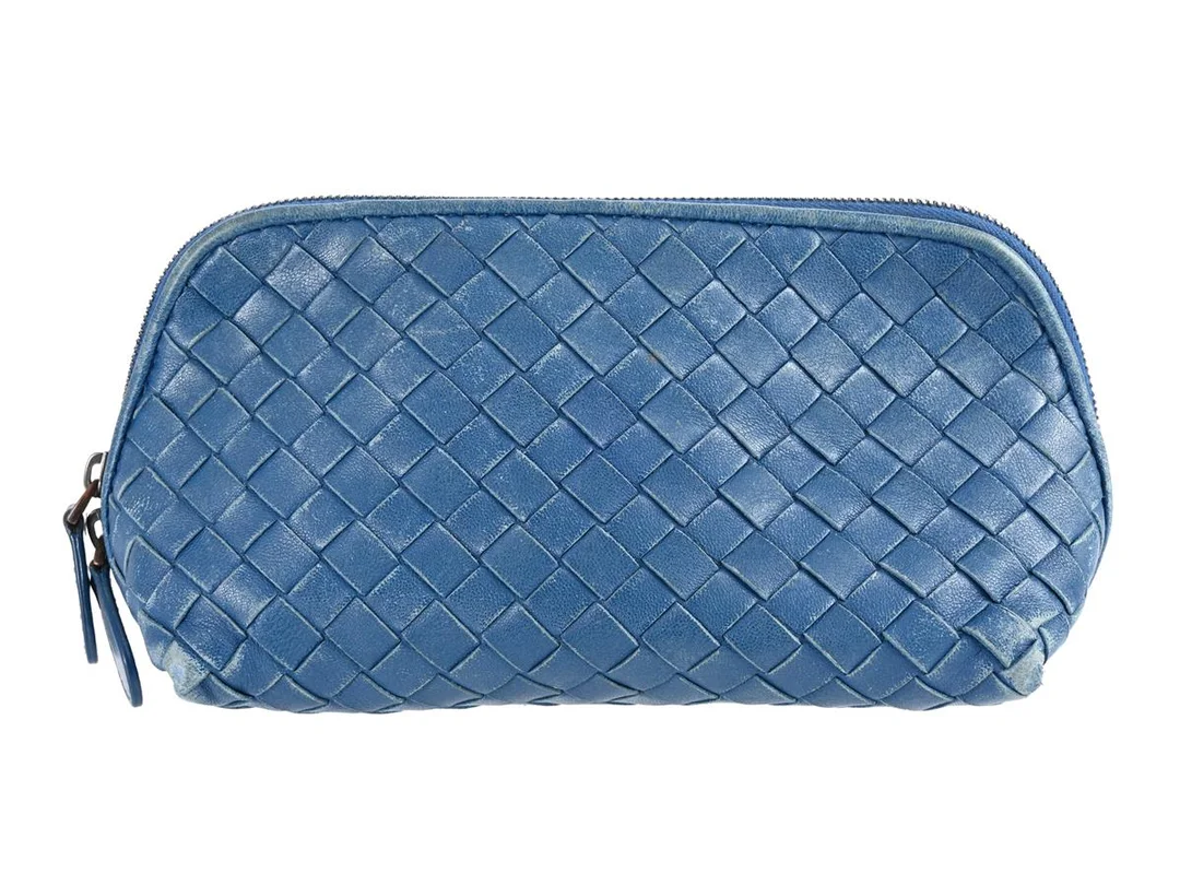 NECESSÄR, BOTTEGA VENETA, blått flätat läder, 17x10x9 cm, bruksslitage, fläckar på foder. — Accessoarer/Necessärer — Kaplans