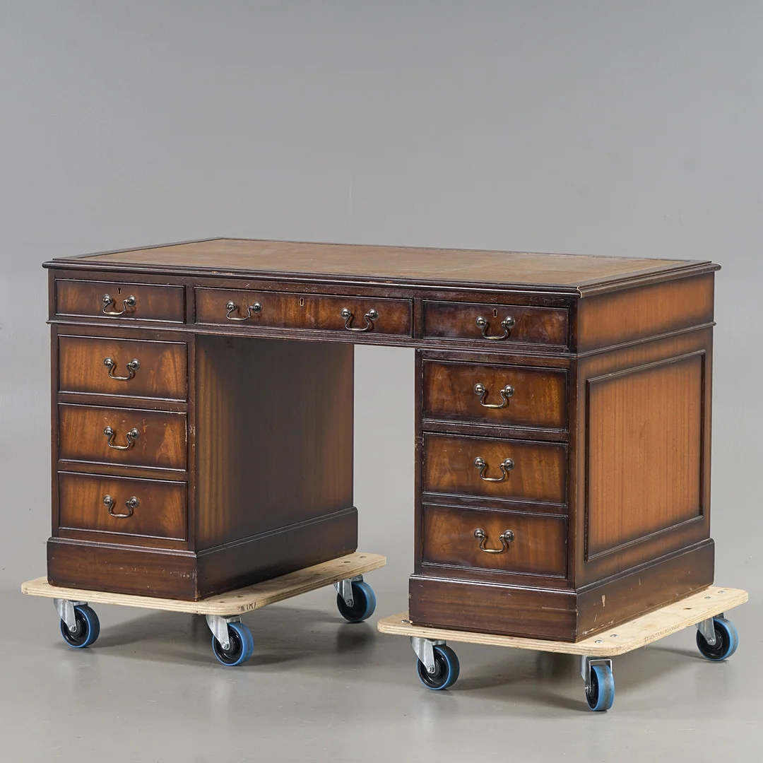 SKRIVBORD Engelsk stil, Mahogny, läderklädd skiva, 1900-talets andra hälft. — Desks — Karlstad Hammarö Auktionsverk