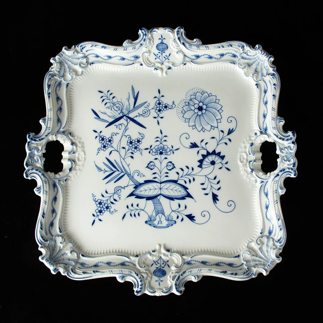 BRICKA. "Lökmönstret", porslin, Meissen. — European — Stockholms Auktionsverk Göteborg