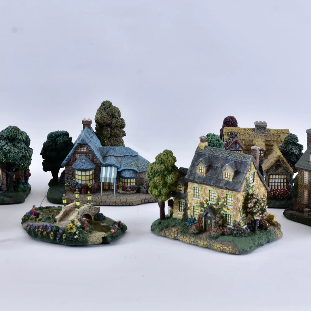 MODELLBY, 12-delar, konstmassa, Thomas Kinkades, Hawthorne Village. — Miscellaneous — Halmstads Auktionskammare