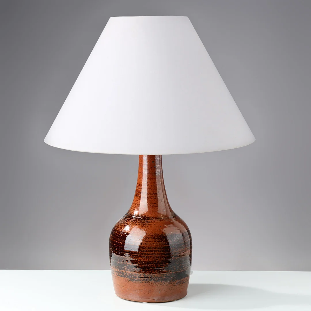 HELLE ALLPASS (1932-2000). TILSKREVET. Stor bordlampe af tenmoku-glaseret stentøj, eget værksted i Espergærde, Danmark, 1960/70'erne. — Table Lamps — Palsgaard Kunstauktioner