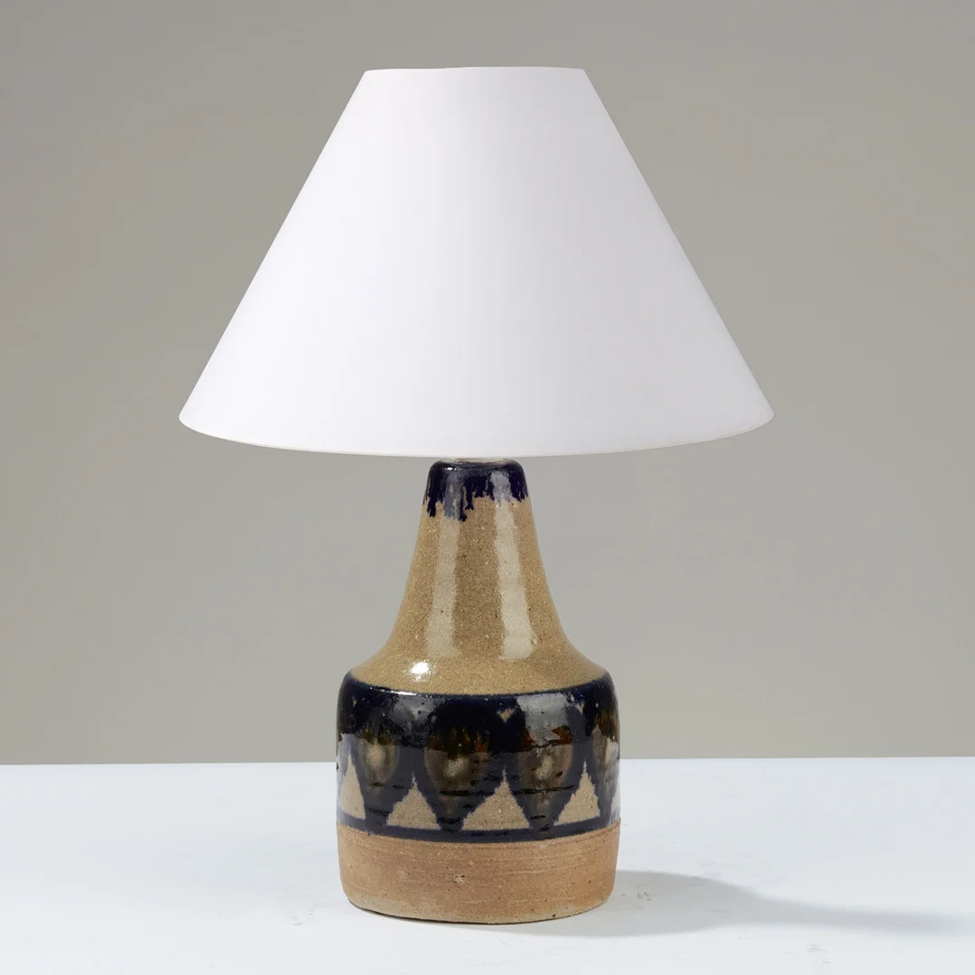 DANSK KERAMIK: Signeret bordlampe af delvist glaseret stentøj med håndmalet dekoration, eget værksted i Danmark, 1950/60'erne. — Table Lamps — Palsgaard Kunstauktioner