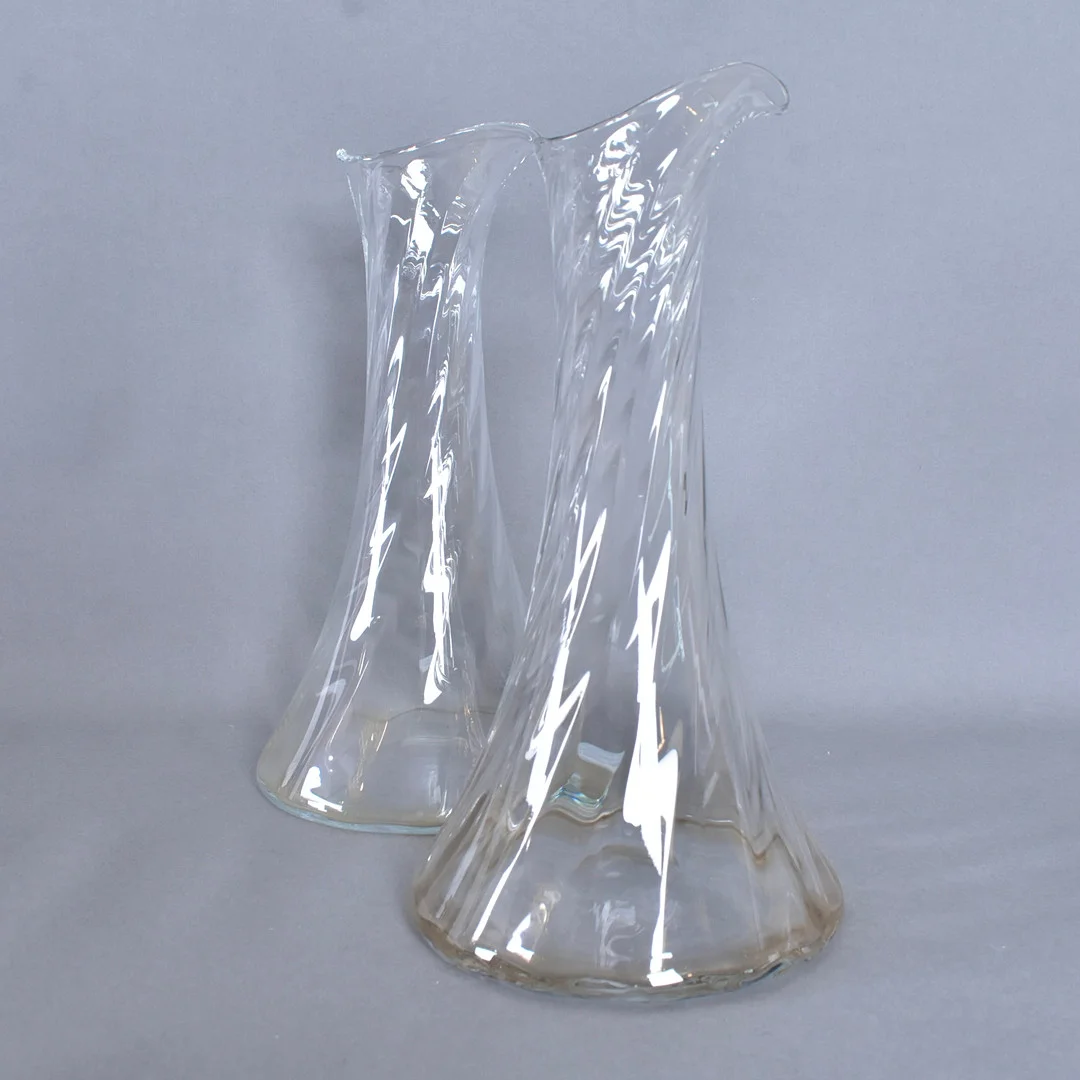 GUNNAR CYRÉN. Karaffer, 2 st, glas, "Helena". — Tableware — Halmstads Auktionskammare